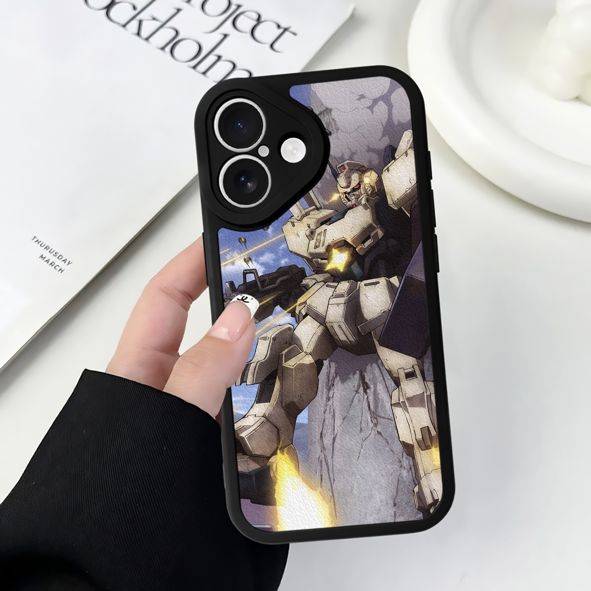 （画像用） 機動戦士ガンダム Mobile Suit Gundam 【iPhone 16シリーズ対応】シリコンスマホケース（レザー調） 材質：シリコン